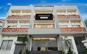 Super Oyo Townhouse Vibhuti Khand Gomti Nagar Formerly Pratham Inn